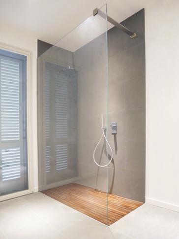 Bagno in stile contemporaneo di 10 di GAP31 Architetti