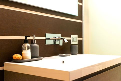 Bagno in stile contemporaneo di 10 di Equus Architects