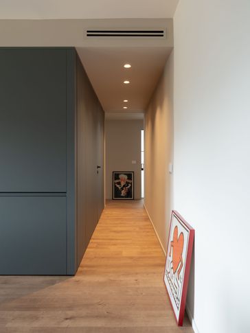 Corridoio in stile contemporaneo di 5 di Gambino Flamini | architetti