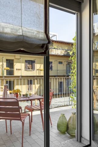 Terrazza in stile urban jungle di 8 di Paper Plane design