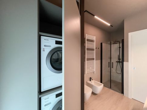 Bagno in stile contemporaneo di 7 di Cariolato Arredamenti