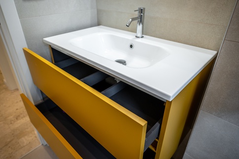 Bagno in stile moderno di 5 di Colab Design