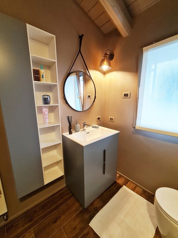 Bagno in stile moderno di 4 di Distretto Lab