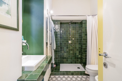Bagno in stile contemporaneo di 4 di studioaria