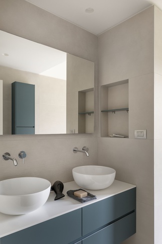 Bagno di Servizio in stile moderno di 7 di Chantal Forzatti architetto