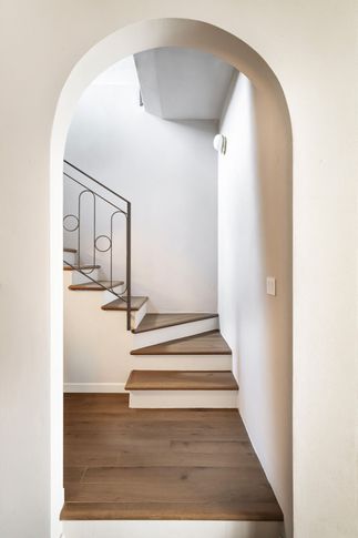 Corridoio in stile contemporaneo di 5 di Giulia Dagheti Architetto