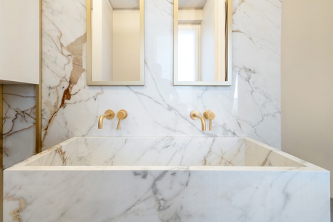 Bagno in stile moderno di 5 di Bossi Vigorito Building Interior