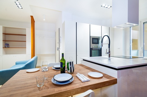 Cucina in stile contemporaneo di 24 di Alessia Faiazza Architetto