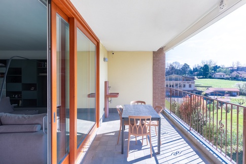 Terrazza in stile contemporaneo di 17 di Mobili Vivarelli S.R.L.