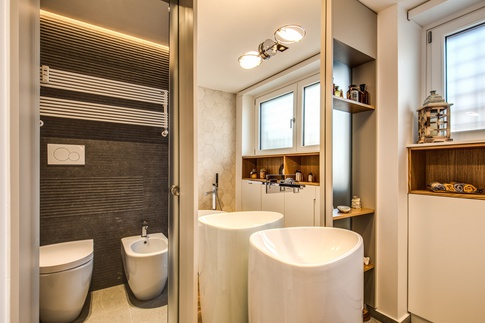 Bagno in stile contemporaneo di 8 di MOB Architects Bagno in stile contemporaneo di 8 di MOB Architects