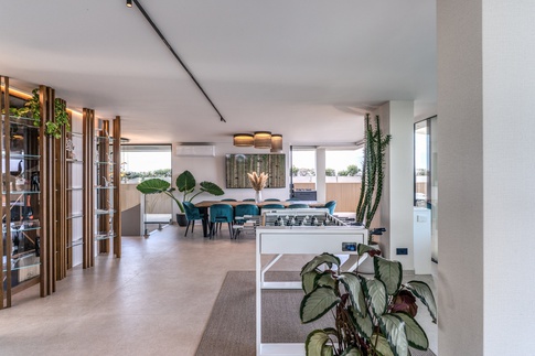 Open Space in stile moderno di 120 di MOB Architects