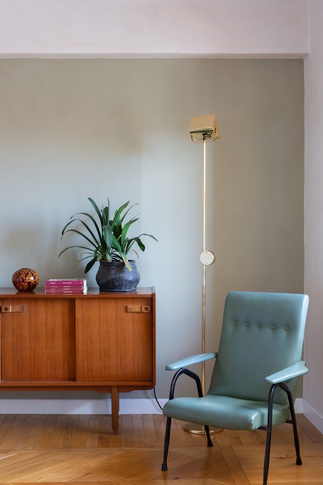 Soggiorno in stile contemporaneo di 20 di PERIMETRI studio