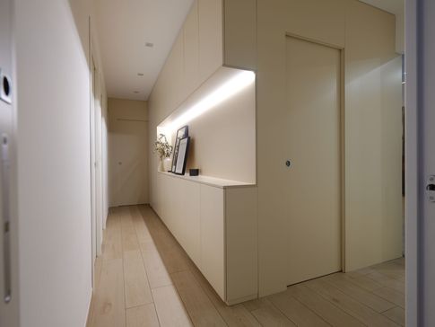 Corridoio in stile contemporaneo di 8 di QuattroneArchitetti