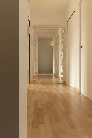 Corridoio in stile contemporaneo di 4 di architempore