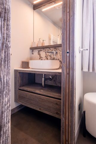 Bagno in stile moderno di 2 di Design Alpino
