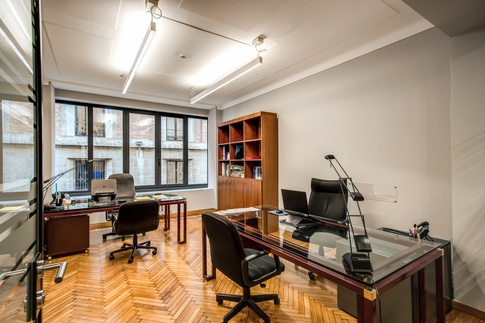 Open Space in stile contemporaneo di 300 di MOB Architects