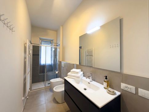 Bagno in stile moderno di 6 di Studio LABventinove