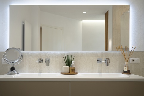 Bagno in stile moderno di 15 di Enzo Razzano Architettura