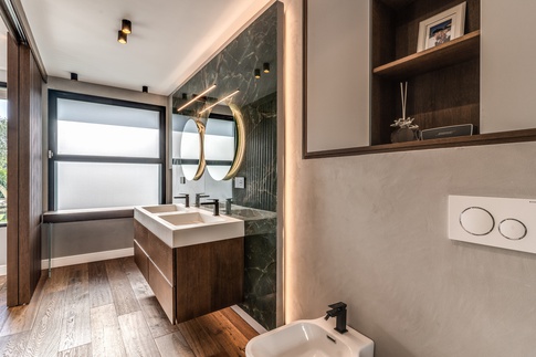 Bagno in stile contemporaneo di 6 di MOB Architects Bagno in stile contemporaneo di 6 di MOB Architects