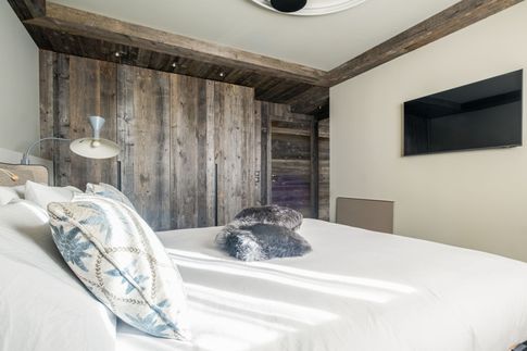 Camera da Letto in stile moderno di 15 di Design Alpino