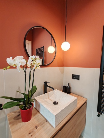 Bagno in stile contemporaneo di 6 di Rossana Alfieri Architetto