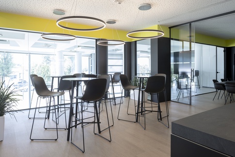 Open Space in stile contemporaneo di 40 di COBE architetti