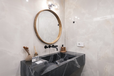 Bagno in stile contemporaneo di 6 di Martini & Partners