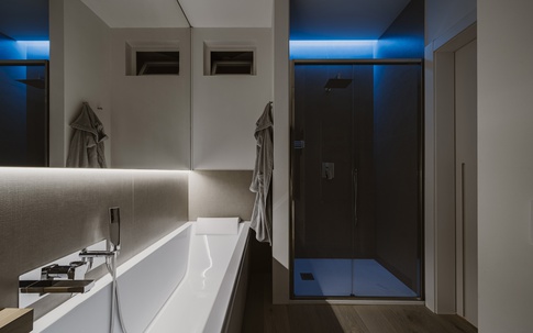 Bagno in stile contemporaneo di 7 di Annalisa Carli Architetto