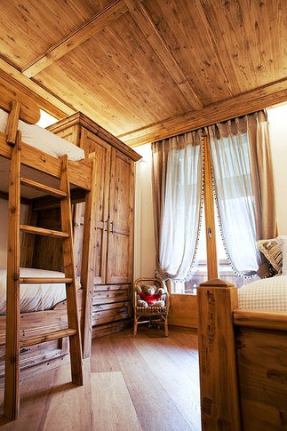 Cameretta Bambini in stile rustico di 11 di Elena Vigano' Architetto