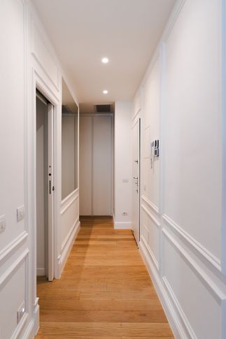 Corridoio in stile contemporaneo di 9 di Technical Works SRL