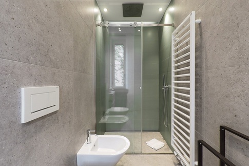 Bagno di Servizio in stile contemporaneo di 8 di Desearq studio - architettura e interior design Bagno di Servizio in stile contemporaneo di 8 di Desearq studio - architettura e interior design