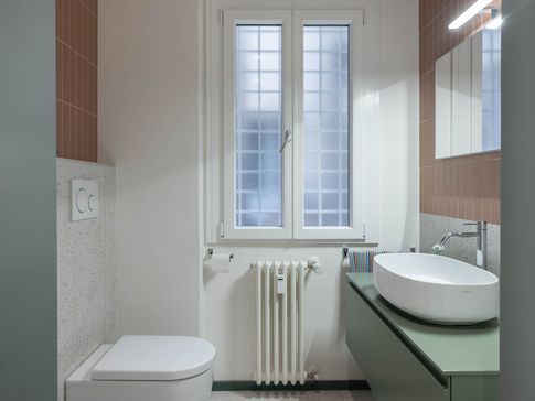 Bagno in stile moderno di 6 di Equus Architects