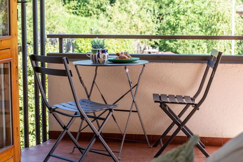 Terrazza in stile contemporaneo di 10 di Valeria Home Interior