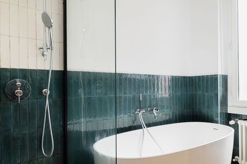 Bagno in stile contemporaneo di 5 di tIPS ARCHITECTS