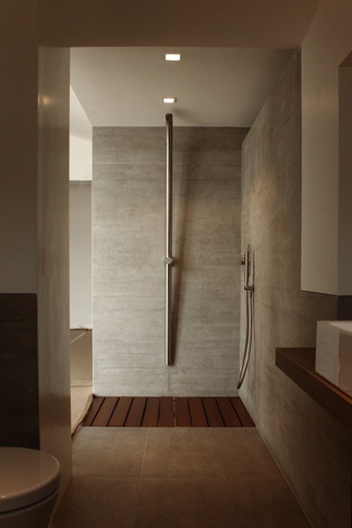 Bagno in stile contemporaneo di 6 di Paolo Basco Architetto