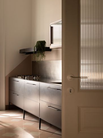 Cucina in stile contemporaneo di 15 di Paola Sola Architetto Cucina in stile contemporaneo di 15 di Paola Sola Architetto