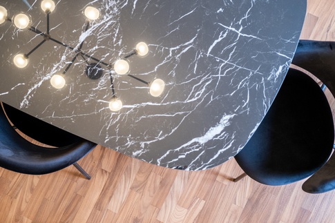 Soggiorno in stile moderno di 39 di Bossi Vigorito Building Interior