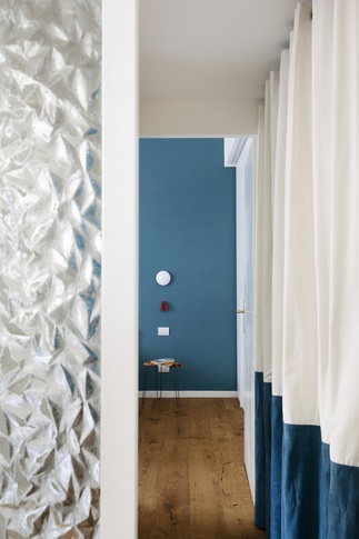 Corridoio in stile contemporaneo di 3 di tapas studio