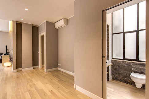 Ingresso in stile contemporaneo di 10 di MOB Architects