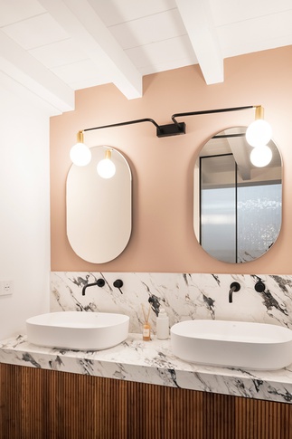 Bagno in stile iconico di 15 di tIPS ARCHITECTS