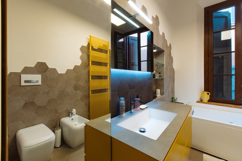 Bagno in stile contemporaneo di 6 di COBE architetti