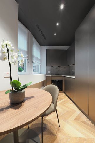 Cucina in stile contemporaneo di 5 di Desearq studio - architettura e interior design