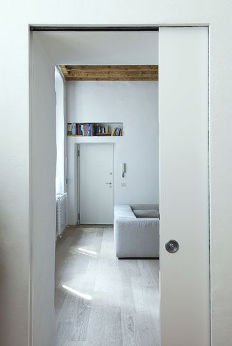 Soggiorno in stile contemporaneo di 40 di atrestudio