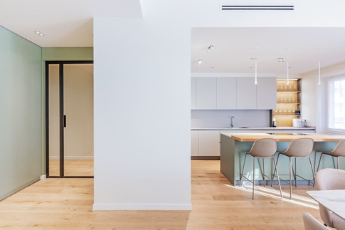 Open Space in stile contemporaneo di 40 di Studio Nakse