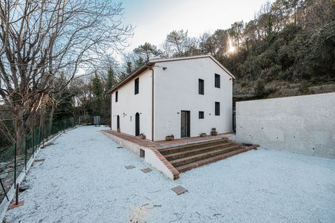 Facciata in stile contemporaneo di null di Nauraleverticale