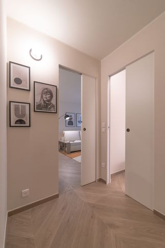 Corridoio in stile contemporaneo di 5 di tapas studio
