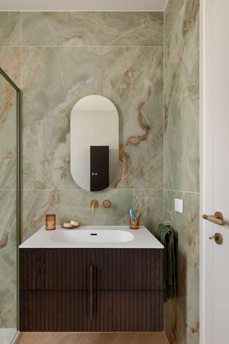 Bagno in stile minimal di 5 di Sofia Carta Studio