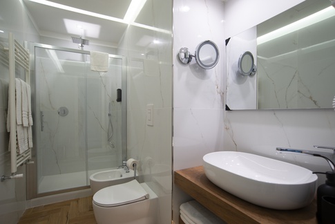 Bagno in stile art deco di 10 di Jerry Caputo & Partners