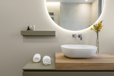 Bagno in stile contemporaneo di 7 di Mid architettura