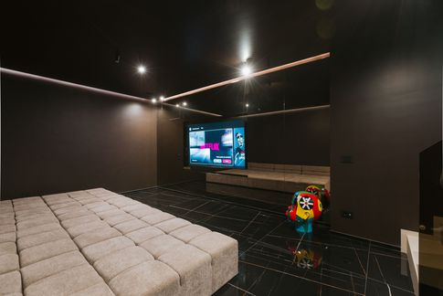 Home Theatre in stile moderno di 130 di GIOVANNI SELLITRI STUDIO